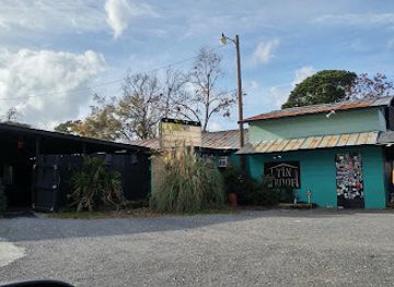 south-carolina/charleston-area-beaches/bar/tin-roof