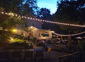 oregon/columbia-river-gorge/bar/stonehedge-gardens