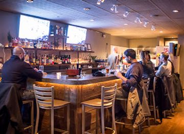 canada/alberta/bar/round-the-horn