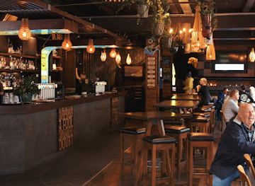 new-zealand/queenstown/bar/pub-on-wharf
