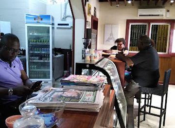 papua-new-guinea/east-new-britain/bar/monsieur-henry-cafe