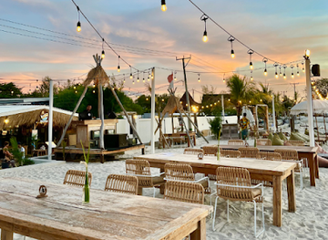 indonesia/gili-islands/bar/window-bar-sunset-bar-cocktails