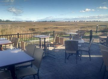 rhode-island/trustom-pond-national-wildlife-refuge/bar/cap-n-jack-s-restaurant