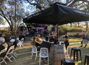 australia/riverland/bar/overland-corner-hotel
