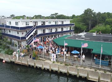 new-york/fire-island/bar/the-blue-whale
