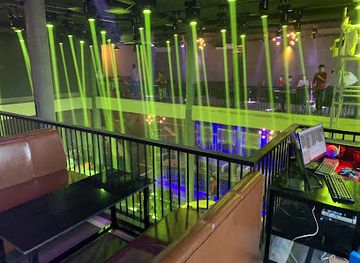 cambodia/sihanoukville/bar/taxi-pub