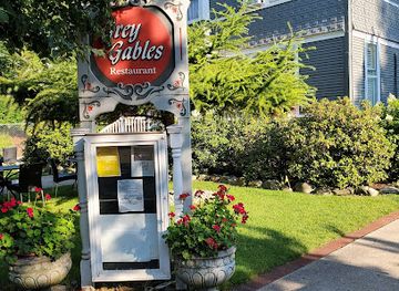 michigan/charlevoix/bar/grey-gables-restaurant-catering