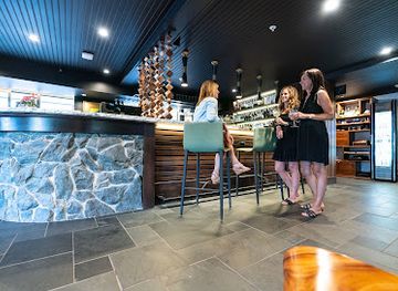 michigan/charlevoix/bar/lo-bar-hi-bar-at-the-earl