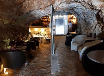 croatia/dubrovnik/bar/cave-bar-more