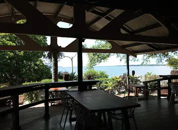 smugglers Seafood Restaurant & Bar