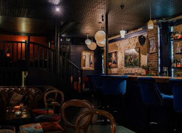 france/paris/bar/little-red-door