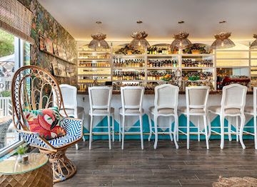 the-bahamas/nassau/cable-beach/bar/bon-vivants