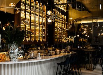 hungary/budapest/andrassy-avenue/bar/sfinx-bar-gin-and-wine-gin-es-bor