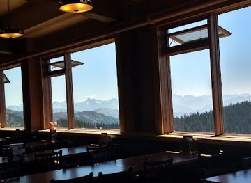 montana/glacier-national-park/bar/summit-house-restaurant-bar