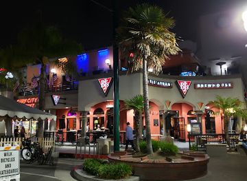 california/huntington-beach/huntington-beach-pier/bar/hurricanes-bar-grill