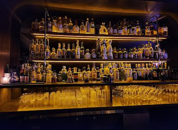 canada/toronto/entertainment-district/bar/liquid-courage