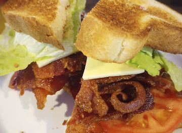 illinois/cahokia-mounds-state-historic-site/bar/honey-hole