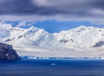 chile/easter-island/bar/coronation-island