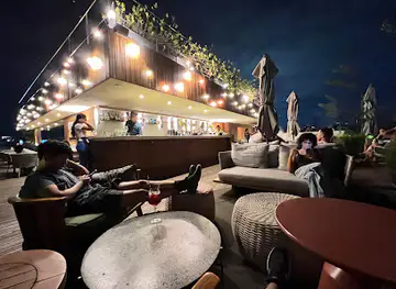 Isabel Lounge