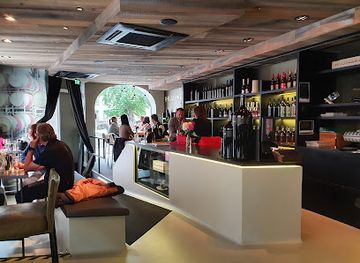 austria/kitzbuhel/bar/leo-hillinger-wineshop-bar-kitzbuhel