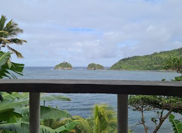 dominica/castle-bruce-beach/bar/catalinas