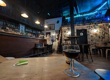 Hole in the Wall Bar & Cafe
