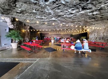 missouri/ha-ha-tonka-state-park/bar/the-cave-bar-grill