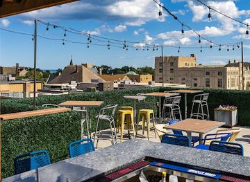 wisconsin/kenosha/bar/crow-s-nest-rooftop-bar