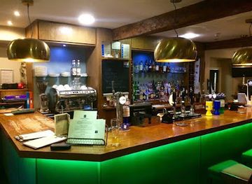 Cross Foxes - Bar Grill Rooms