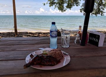 belize/hopkins/bar/maximo-s-bar-grill