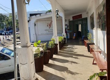 comoros/ngazidja/bar/cafe-de-flore