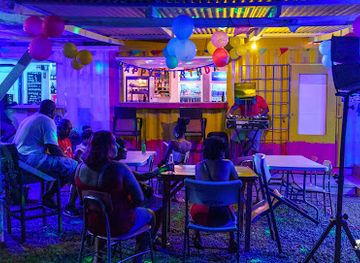 saint-kitts-and-nevis/saint-john-capisterre-parish/bar/royal-queen-bar