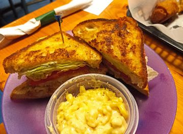 kentucky/mammoth-cave-national-park/bar/5-broke-girls-cave-city