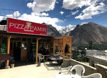 pakistan/hunza-valley/bar/pizza-pamir