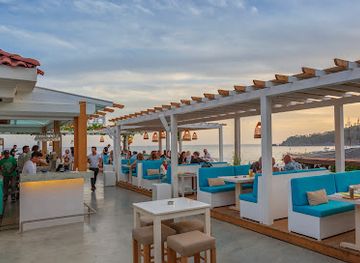 Buzz Beach Bar
