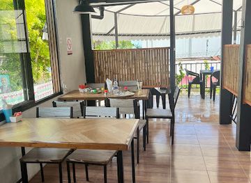 maldives/thulusdhoo-island/bar/clamshell