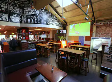 Crowded House Bar & Eatery