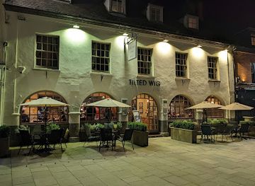 united-kingdom/warwickshire/bar/tilted-wig