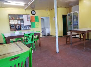 nauru/yaren/bar/mr-chippies