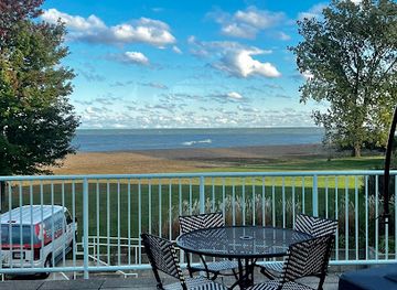 illinois/illinois-beach-state-park/bar/nolan-s-restaurant-at-illinois-beach-hotel
