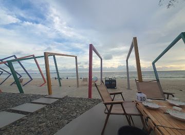 cambodia/sihanoukville/independence-beach/bar/happy-wine