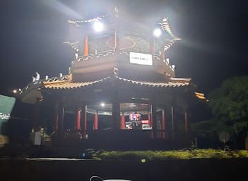 malawi/lilongwe/bar/chinese-pagoda-bush-bar