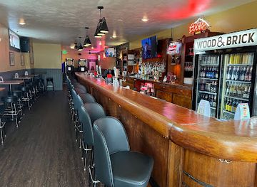 illinois/rock-river-valley/bar/wood-brick-tavern