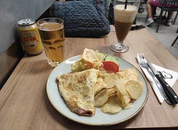 malta/paola/bar/traffic-lights-cafe