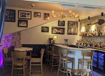 fiji/mamanuca-islands/bar/momos-tavern