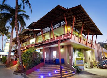 australia/the-whitsundays/bar/magnums-hotel