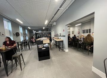 new-hampshire/lakes-region/bar/defiant-records-craft-beer