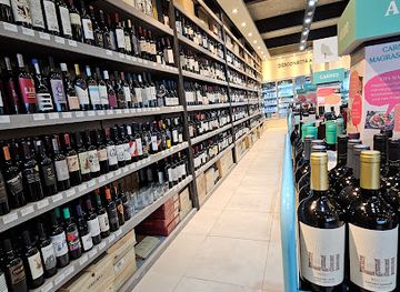 argentina/tierra-del-fuego-national-park/bar/quelhue-wine-shop-pipo