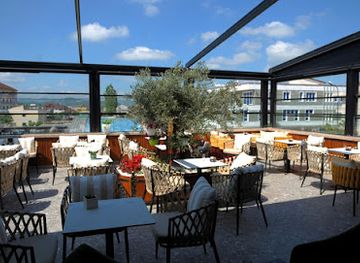 albania/tirana/grand-park/bar/white-bar