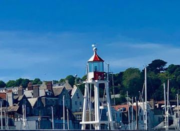 guernsey/vazon-bay/bar/harbour-lights